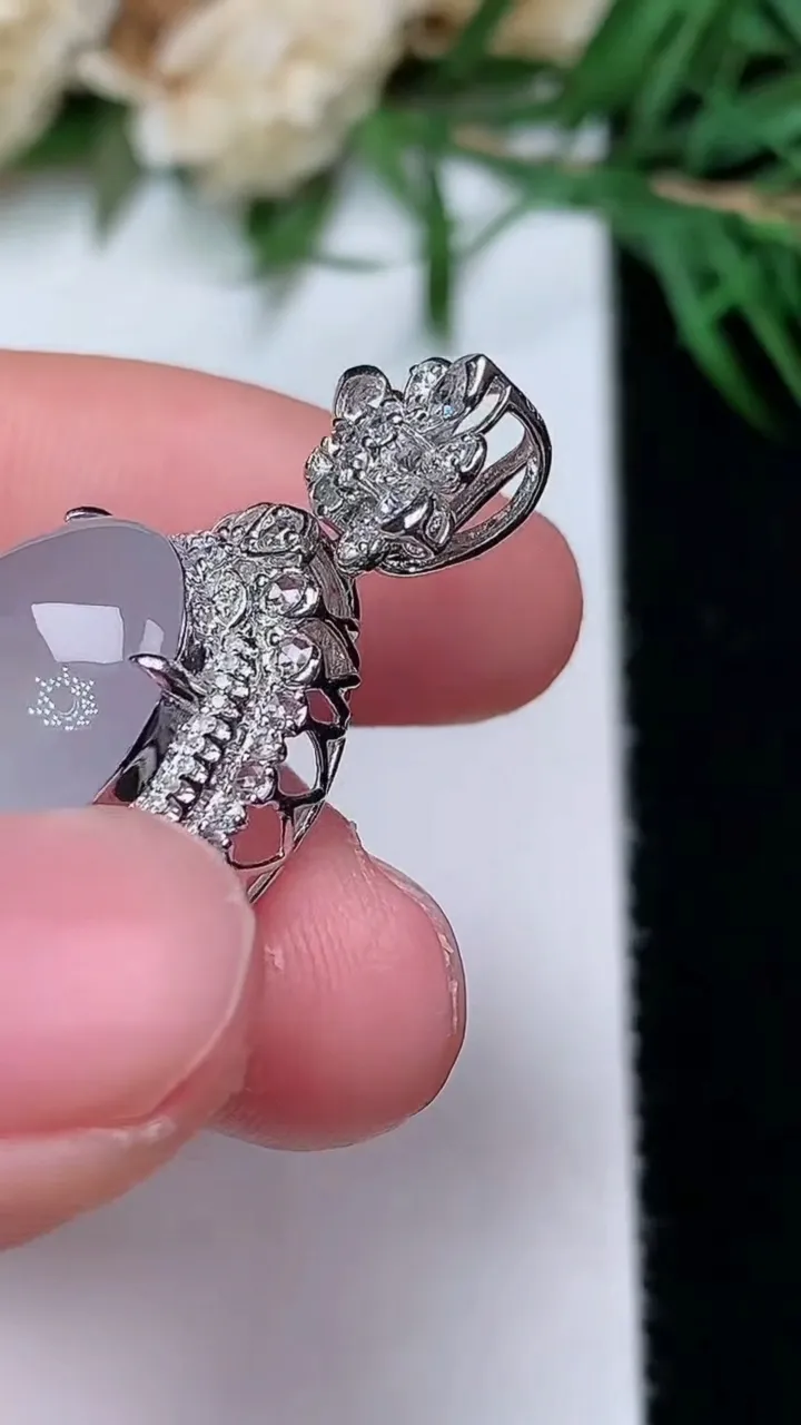 天然A货翡翠白冰蛋面吊坠，尺寸30.6-18-12，裸石15.3-13.5，重量:4.91g
12月31日