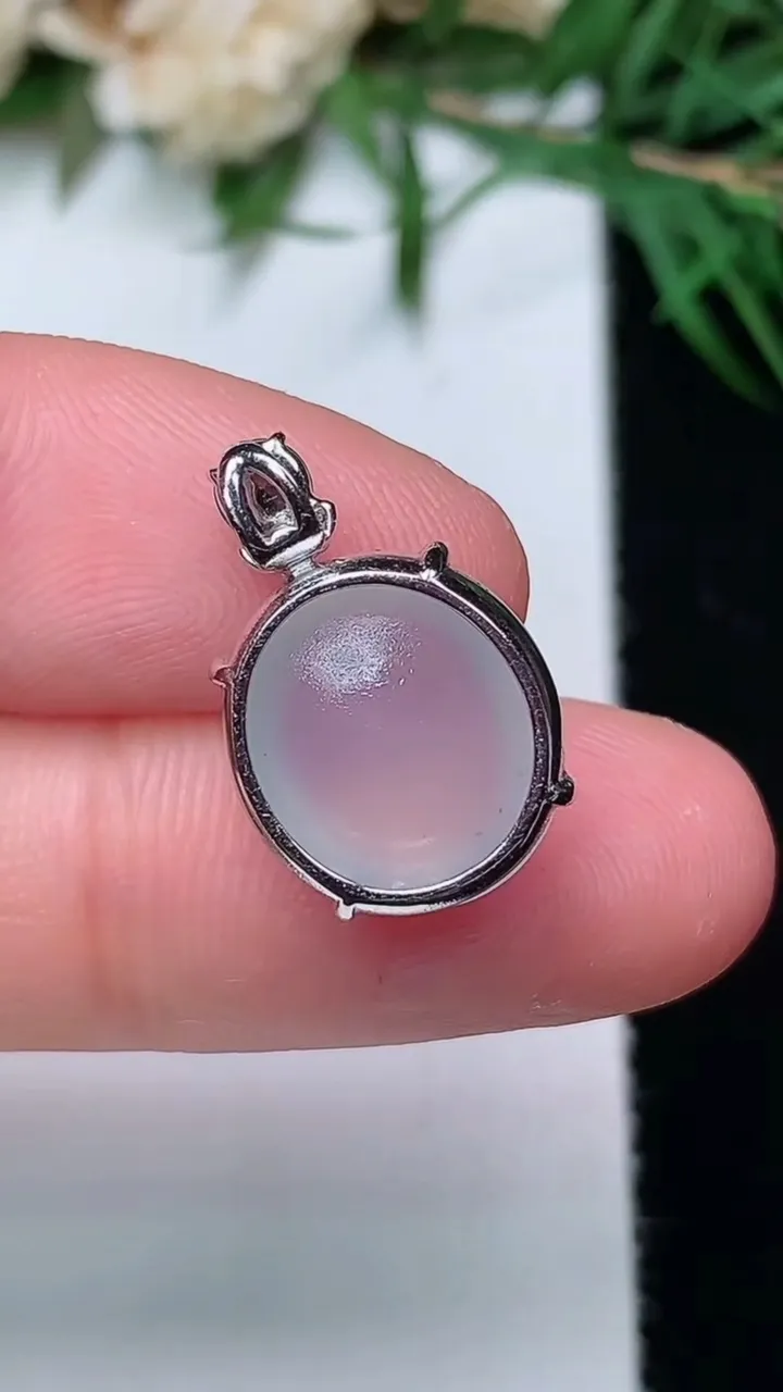 天然A货翡翠白冰蛋面吊坠，尺寸12.4-11.4-6.6，重量:2.13g
12月31日