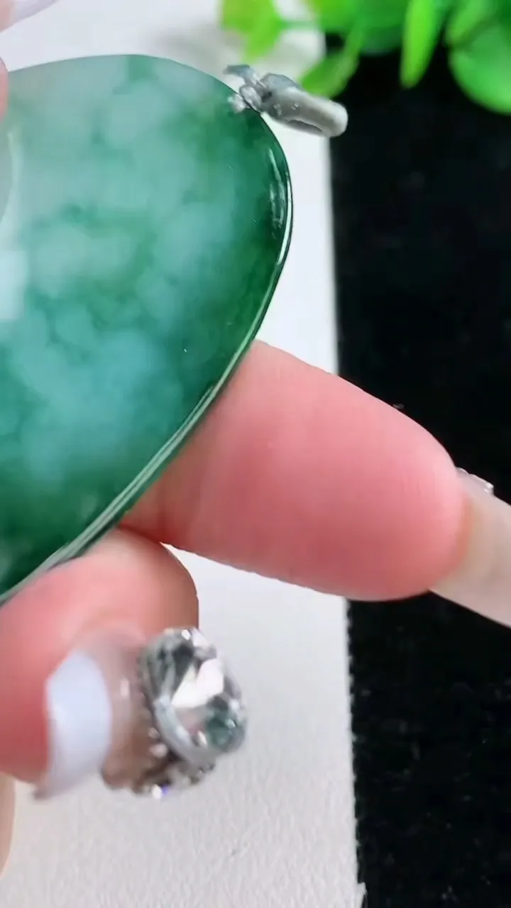 天然A货翡翠大日如来吊坠，尺寸56-34.6-5.2，重量:21.39g
12月31日