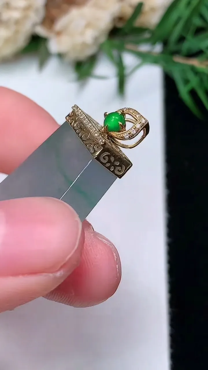 天然A货翡翠飘花无事牌吊坠，尺寸27.2-18.2-5.5，重量:8.42g
12月31日