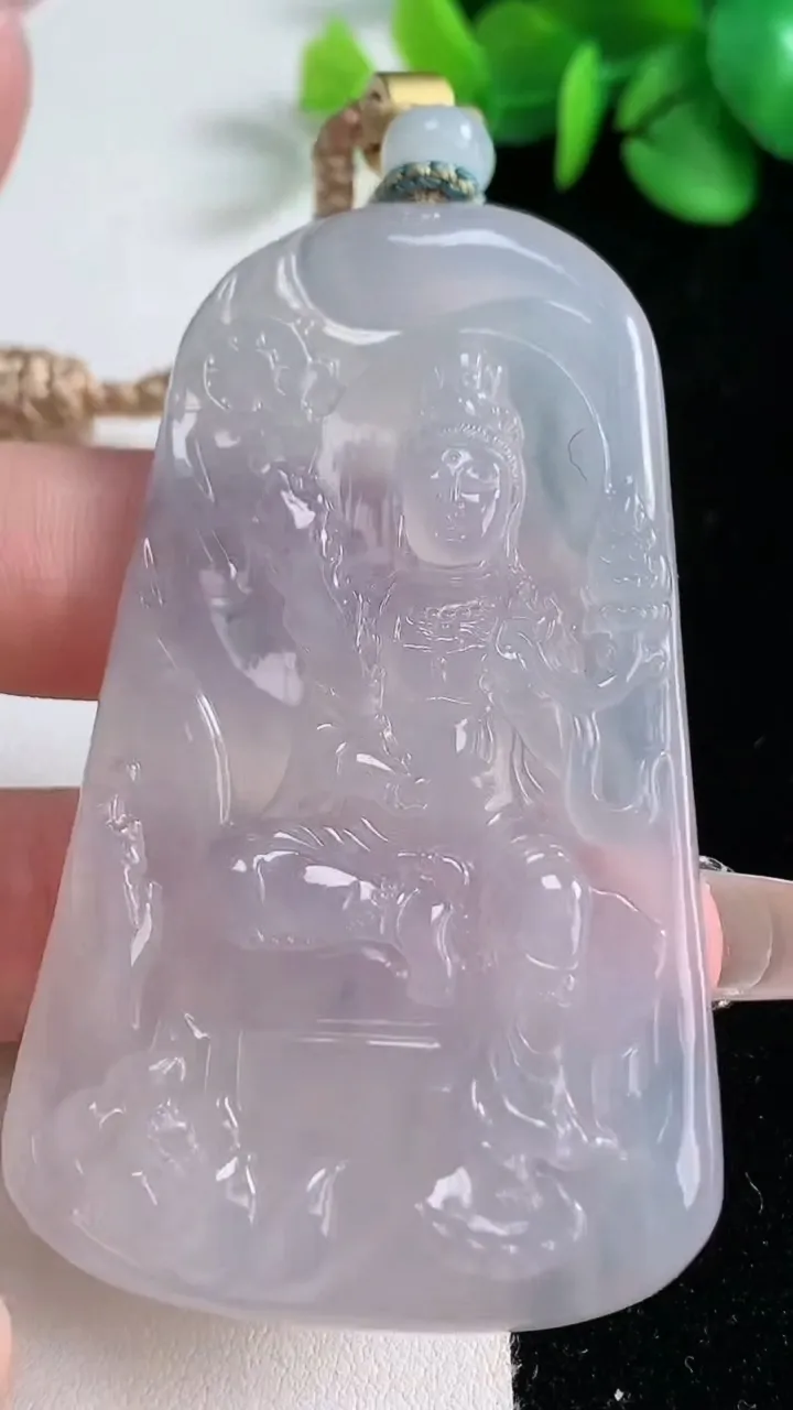 天然A货翡翠种白冰虚空藏菩萨吊坠，尺寸69.2-40.2-5.3，重量:38.83g
12月31日