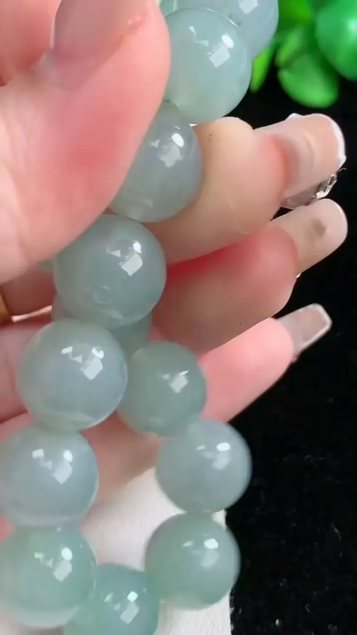 天然A货翡翠圆珠手串，尺寸12.4-16颗，重量:52.97g12月31日
工厂直销收藏佳品,种好水足，色泽均匀，有种有色，上手高大气！