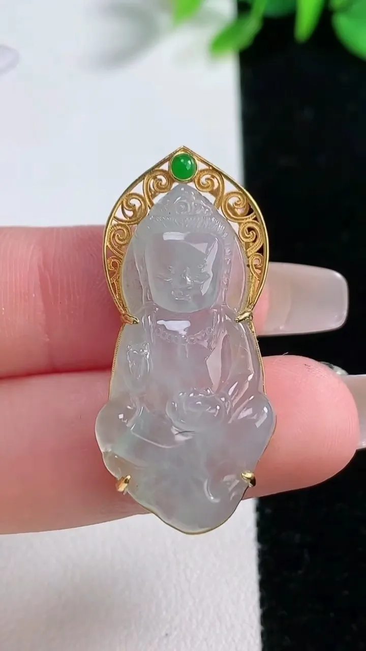 天然A货翡翠种白冰宝宝佛吊坠，尺寸36.5-31.3-16.7-6.4，重量:4.29g
12月31