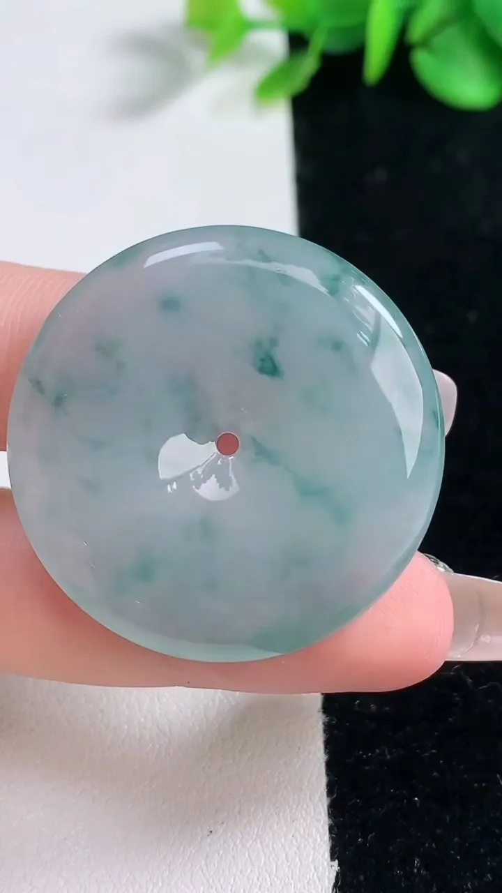 天然A货翡翠冰种飘花平安扣吊坠，尺寸35.7-5.6，重量:15.50g
12月31日