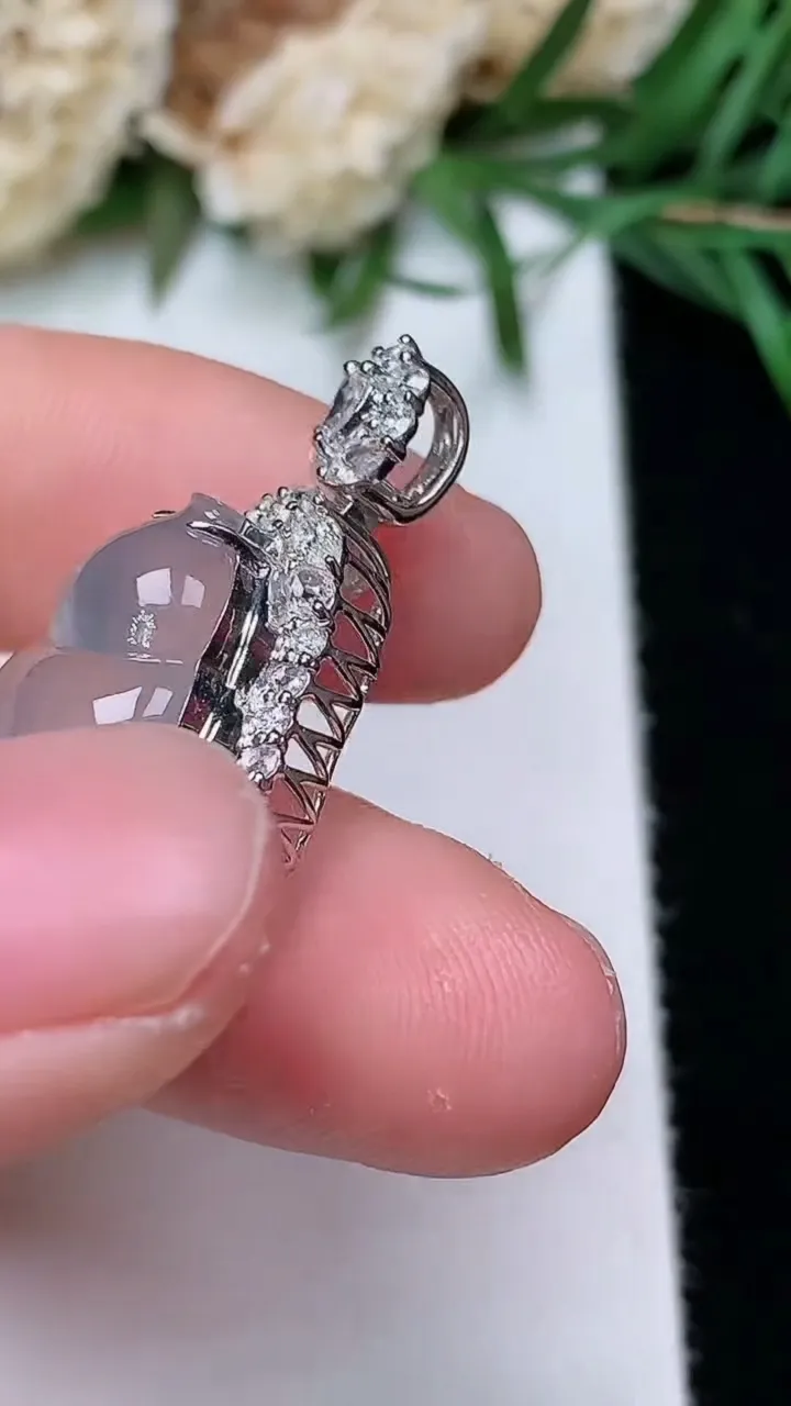 天然A货翡翠白冰葫芦吊坠，尺寸27.4-14.3-10.6，裸石14.7-11，重量:3.05g
12月31日