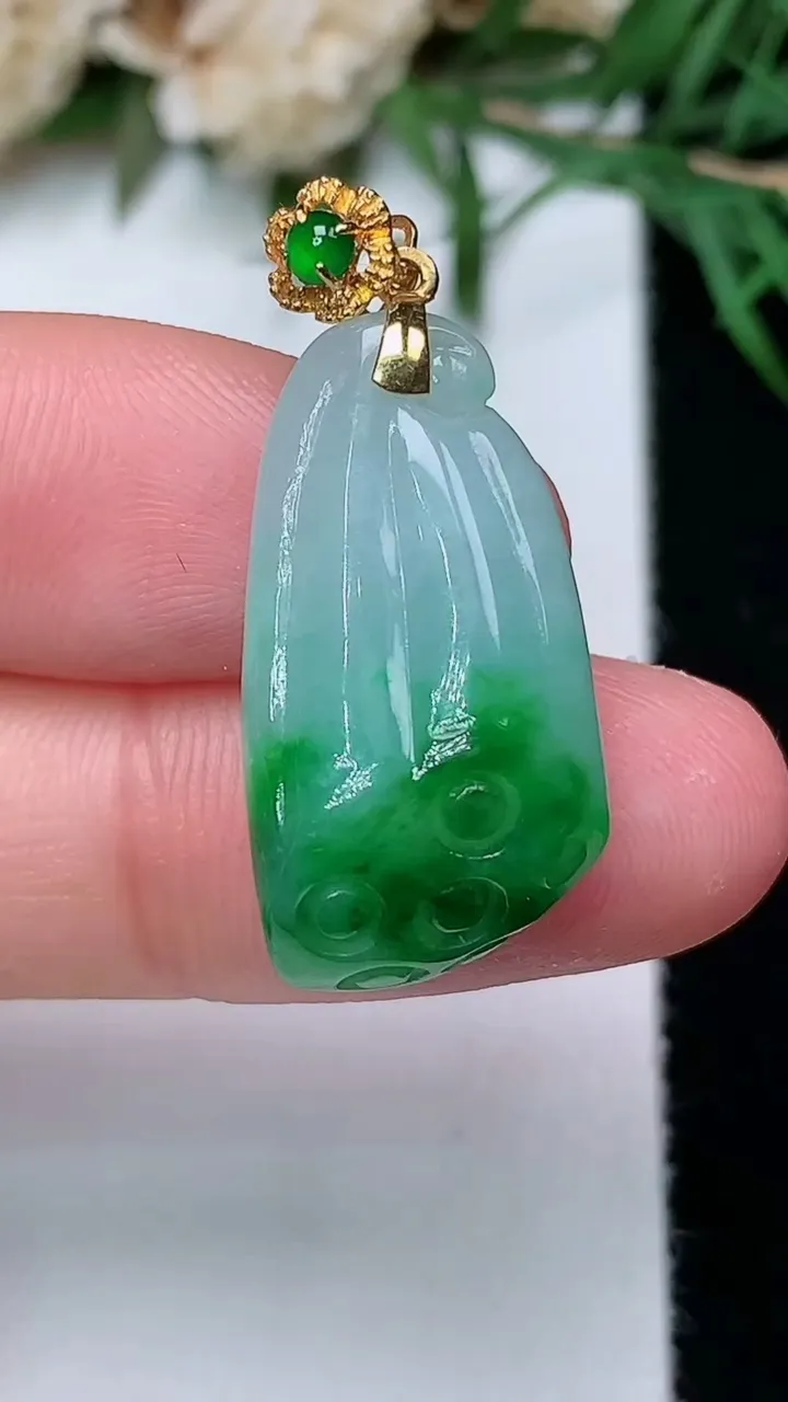 天然A货翡翠莲蓬吊坠，尺寸24-12.6-8.6，重量:4.52g
12月31日