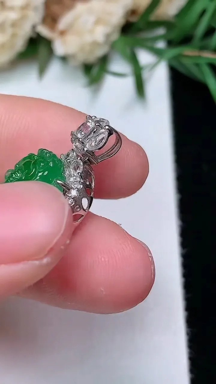 天然A货翡翠貔貅吊坠，尺寸21.2-11.8-10，裸石11.8-9.9
12月31日