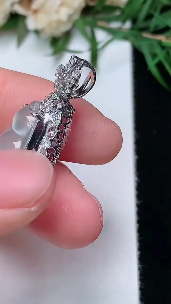 天然A货翡翠白冰福豆吊坠，尺寸32.9-13-10.2，裸石20.6-9.5
12月31日