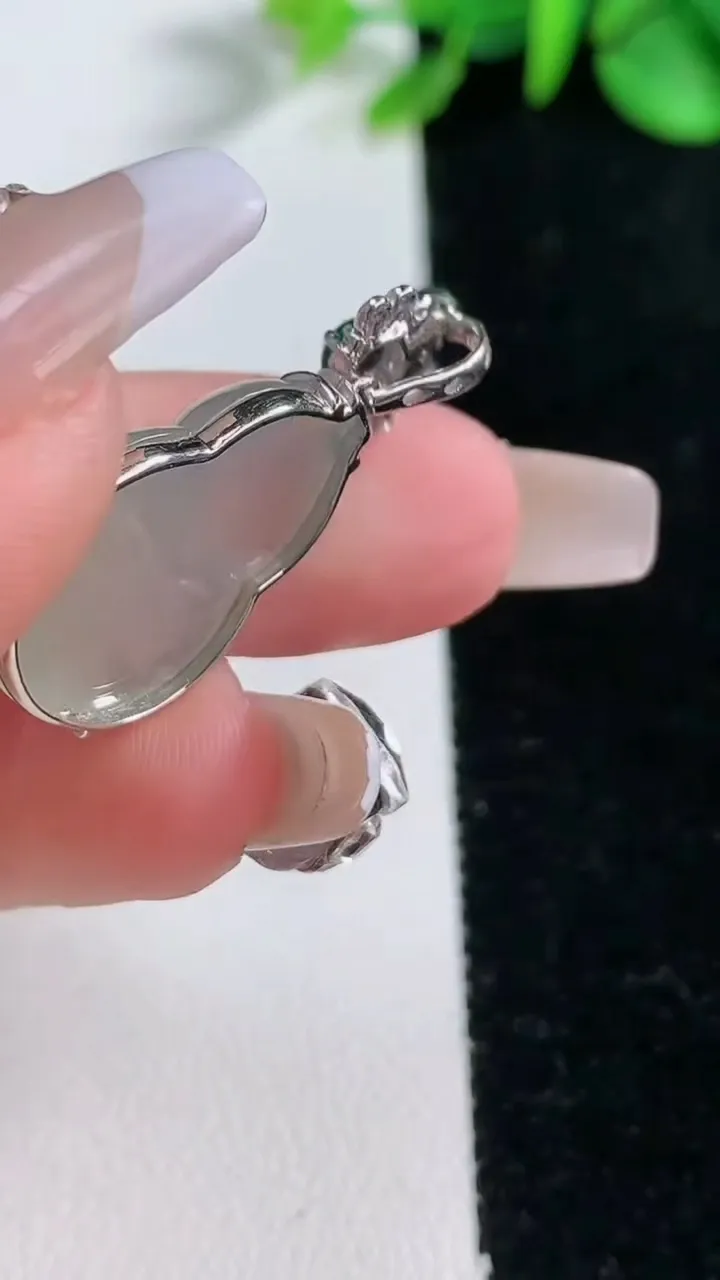 天然A货翡翠葫芦吊坠，尺寸22.2-17-6.4，重量:4.34g
12月31日