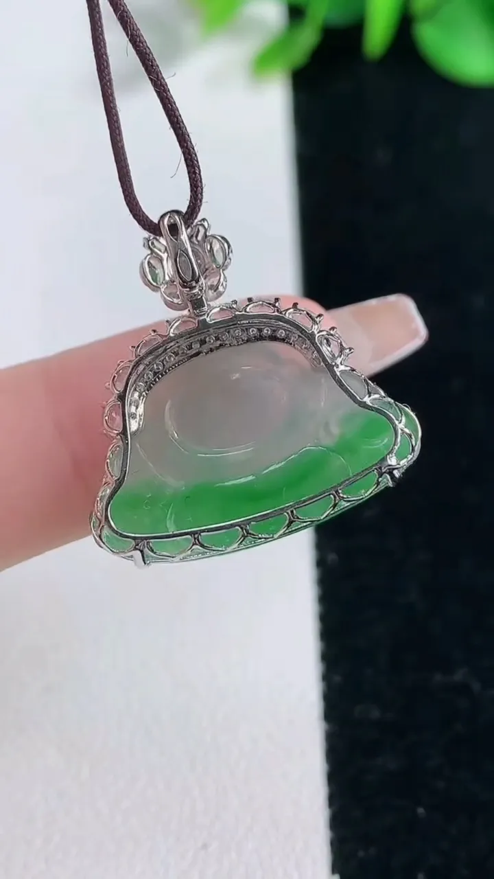 天然A货翡翠佛公吊坠，尺寸22.7-13.5-23-7，重量:2.91g
12月31日