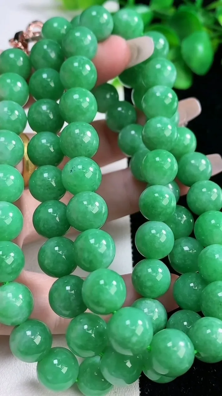 天然A货翡翠圆珠项链，尺寸10-68颗，重量:123.28g12月31日
工厂直销收藏佳品,种好水足，色泽均匀，有种有色，上手高大气！