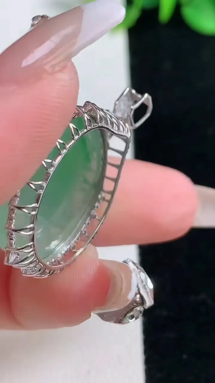 天然A货翡翠无事牌吊坠，尺寸35.5-25.5-7.5，裸石22.6重量:7.40g
12月31日