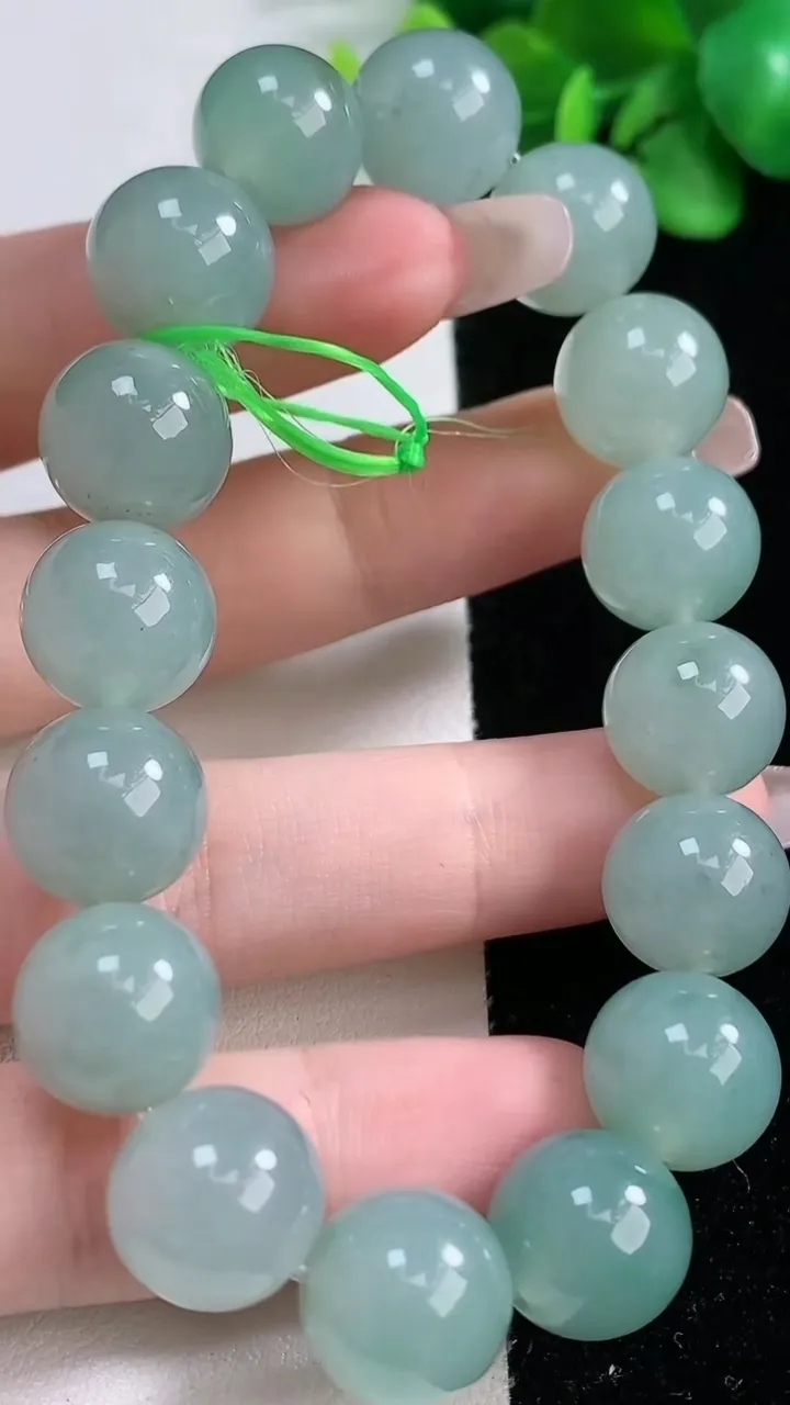 天然A货翡翠圆珠手串，尺寸12.4-16颗，重量:52.97g12月31日
工厂直销收藏佳品,种好水足，色泽均匀，有种有色，上手高大气！