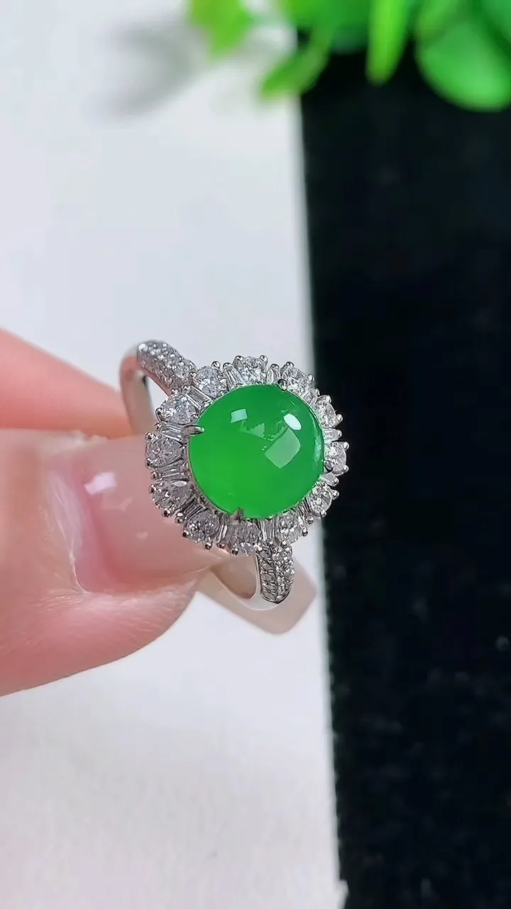 天然A货翡翠蛋面戒指，尺寸17.4-8.5-8.7，重量:3.46g2025年12月31日
工厂直销收藏佳品,种好水足，色泽均匀，有种有色，上手高大气！