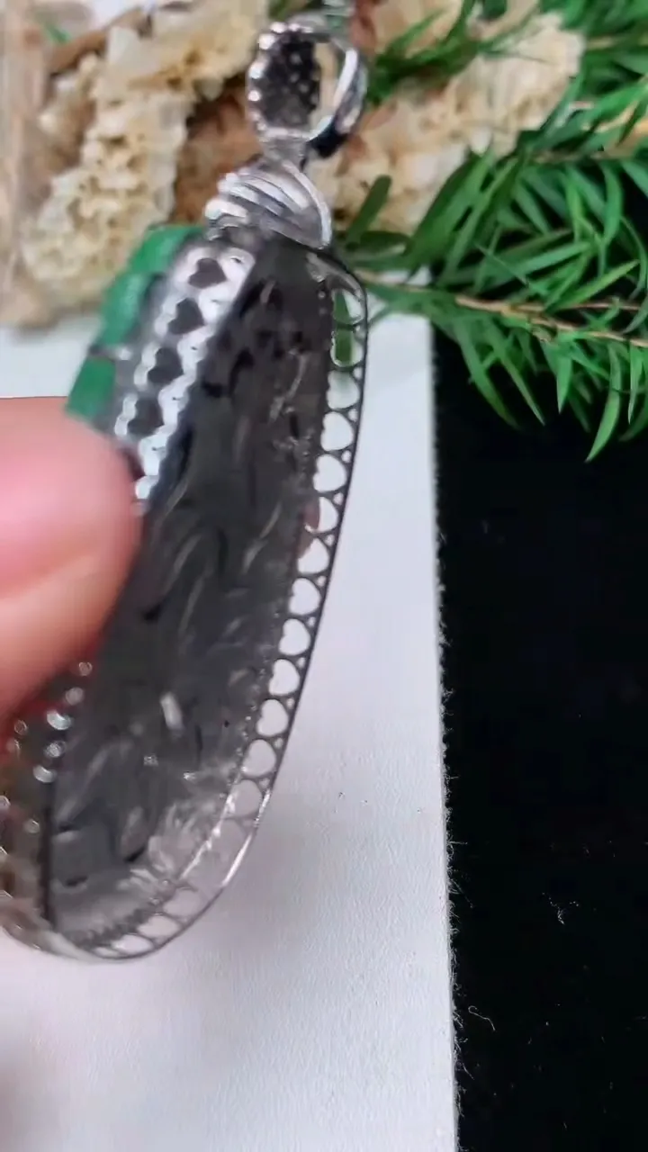 天然A货翡翠如意吊坠，尺寸58.7-28.2-11.2，裸石44.4-25.5，重量:21.81g
12月31日