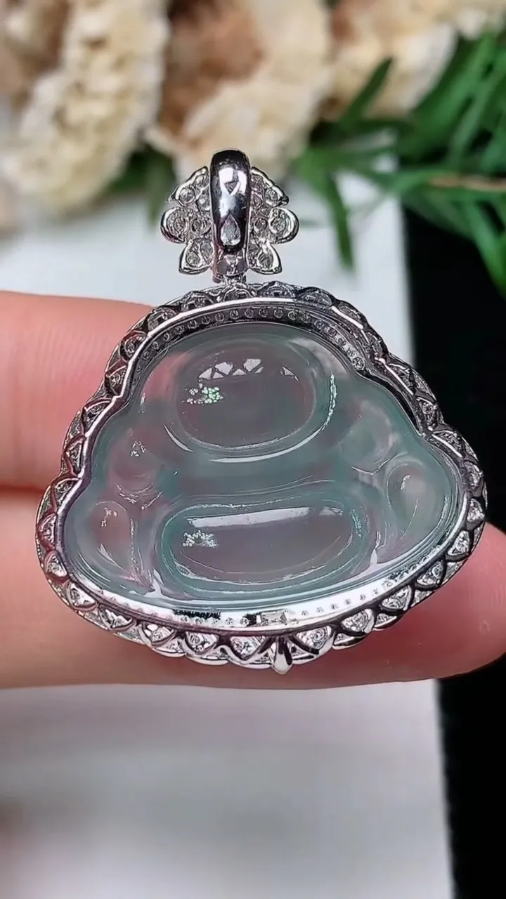 天然A货翡翠佛公吊坠，尺寸32-27.4-12.2，裸石18-24.7，重量:6.02g
12月31日