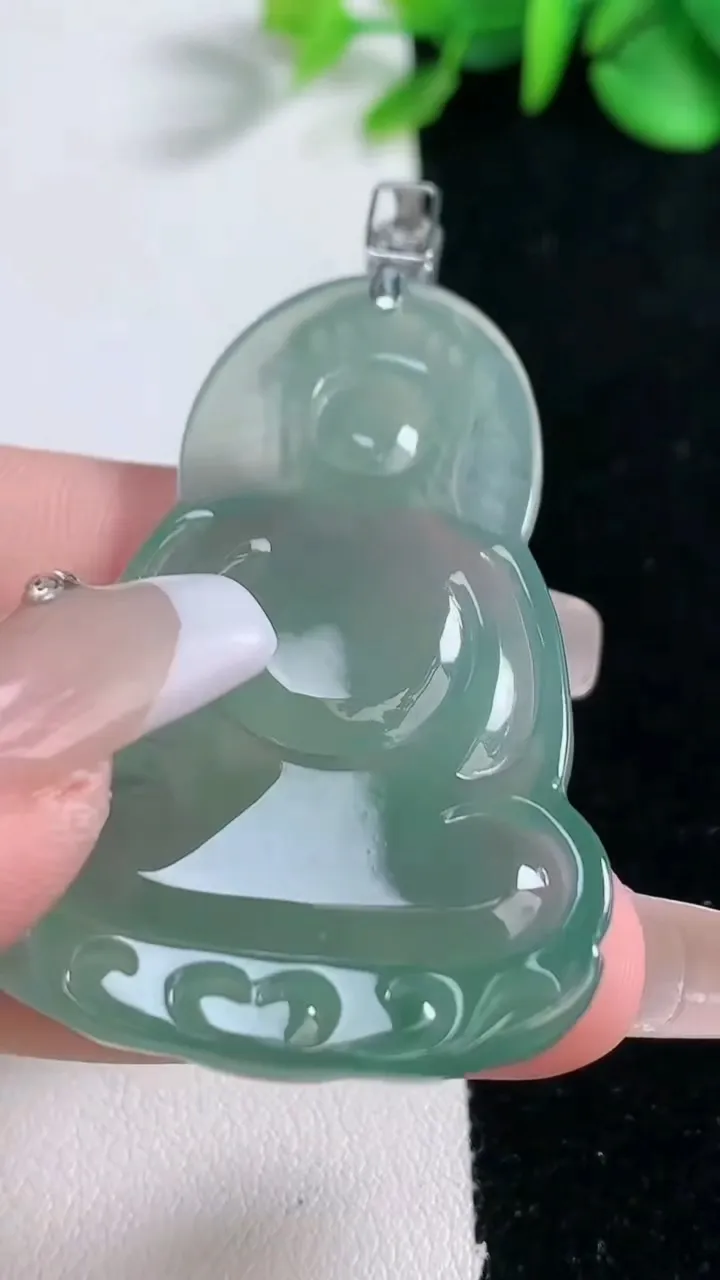 天然A货翡翠观音菩萨吊坠，尺寸50.5-32.2-5.9，重量:17.46g
12月31日