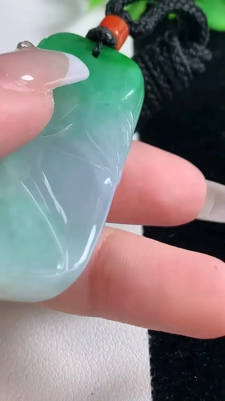 天然A货翡翠节节高升 竹节吊坠，尺寸53-25-9.5，重量:31.18g
12月31日