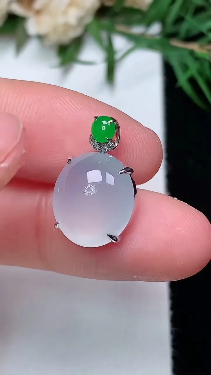 天然A货翡翠白冰蛋面吊坠，尺寸12.4-11.4-6.6，重量:2.13g
12月31日