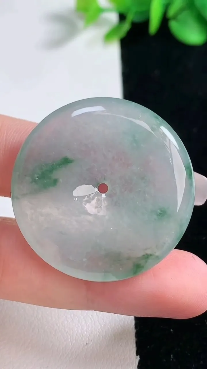 天然A货翡翠种飘花平安扣吊坠，尺寸35-5.6，重量:15.64g
12月31日