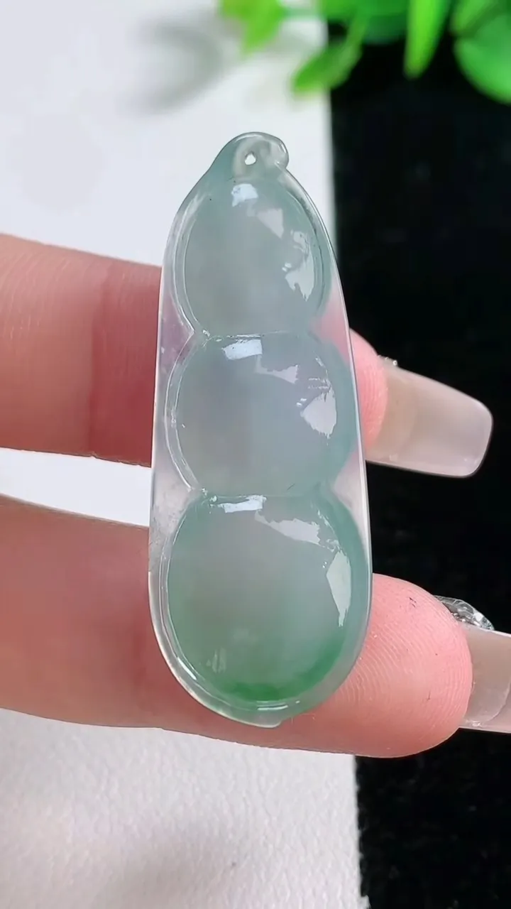 天然A货翡翠福豆吊坠，尺寸41.6-15.3-6.4，重量:6.65g
12月31日