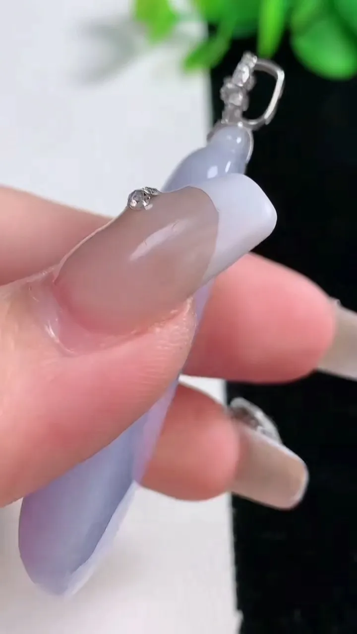 天然A货翡翠18K金紫罗兰福瓜吊坠，尺寸48.6-18-8.9，重量:16.55g
12月31日