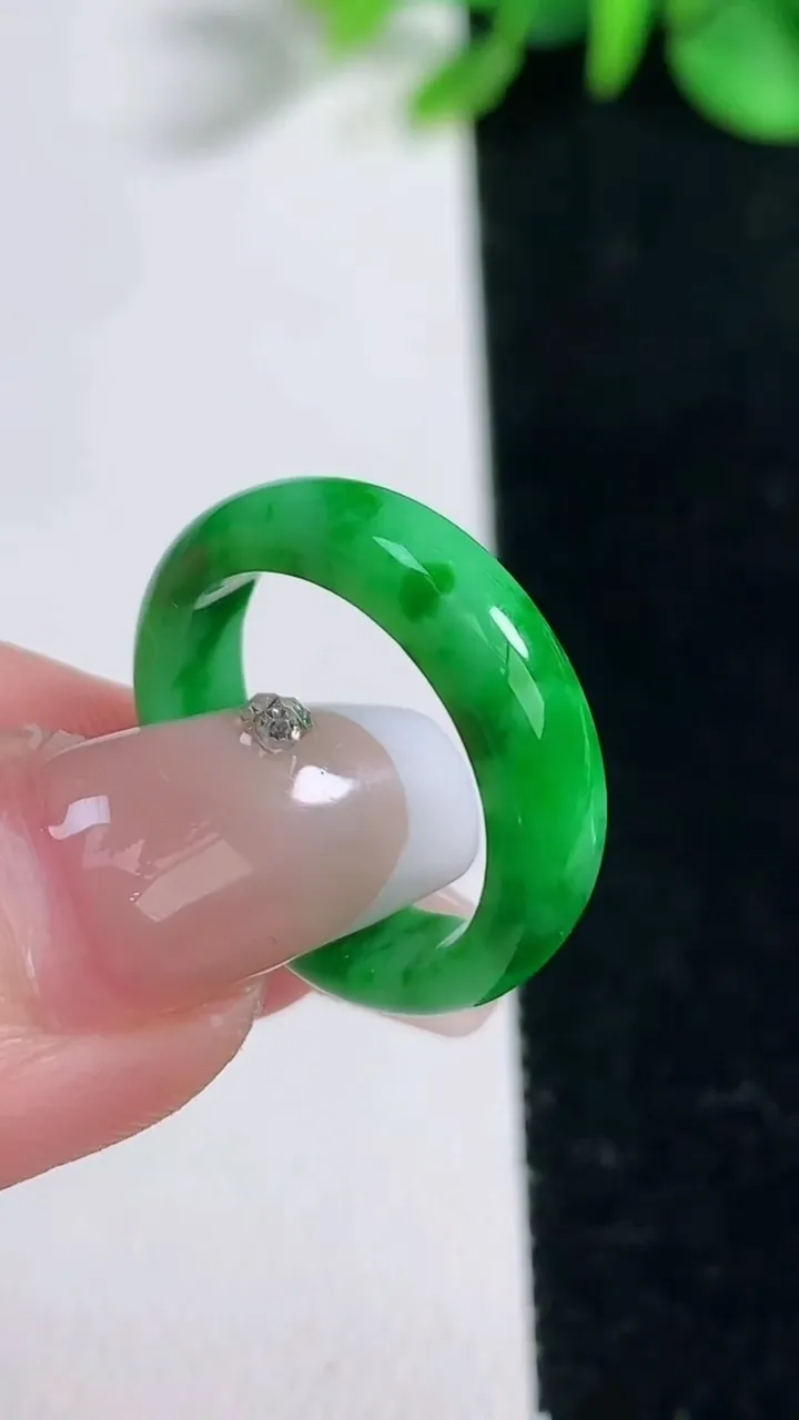 天然A货翡翠指环戒指，尺寸16.6-5-2.5，重量:2.58g2025年12月31日
工厂直销收藏