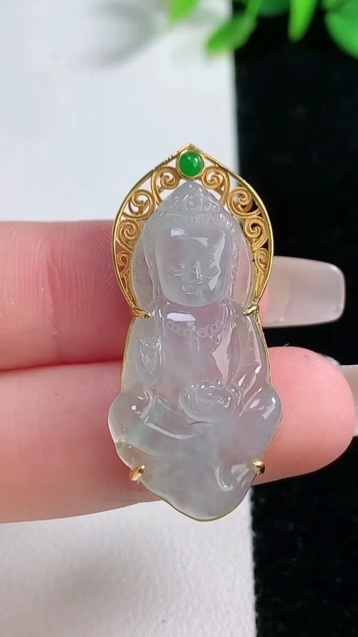 天然A货翡翠种白冰宝宝佛吊坠，尺寸36.5-31.3-16.7-6.4，重量:4.29g
12月31