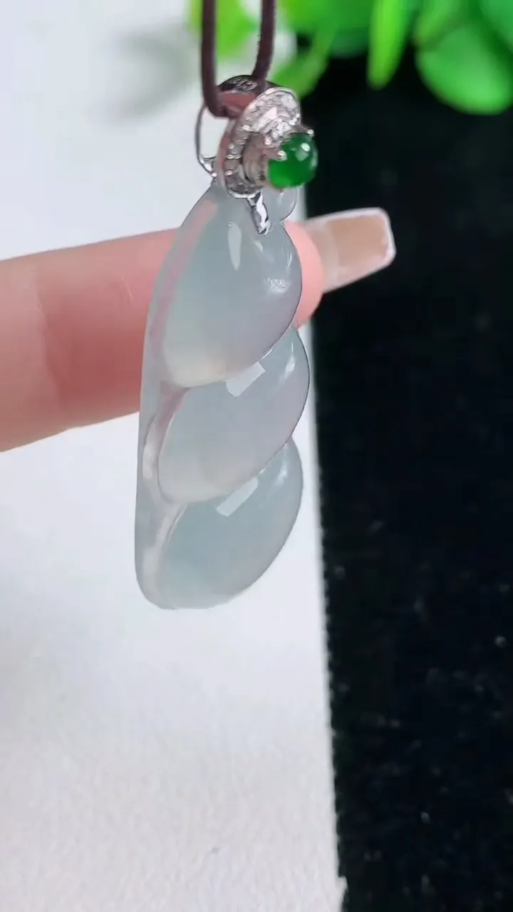 天然A货翡翠种白冰福豆吊坠，尺寸40.5-17.8-5.8，重量:7.74g
12月31日