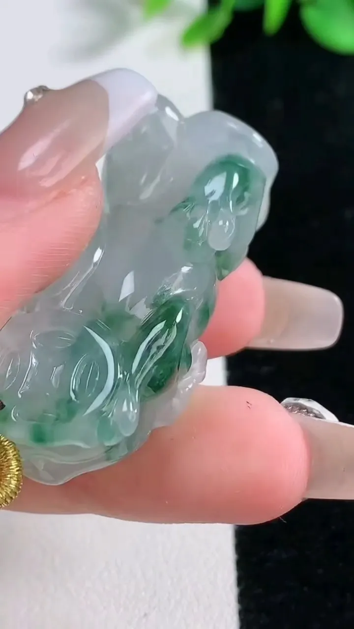 天然A货翡翠冰种飘花貔貅吊坠，尺寸39.7-17.8-12.8，重量:19.80g
12月31日