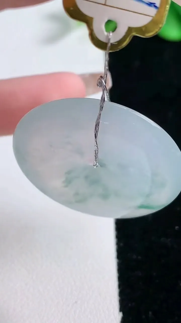 天然A货翡翠种飘花平安扣吊坠，尺34.7-5.8，重量:14.38g
12月31日