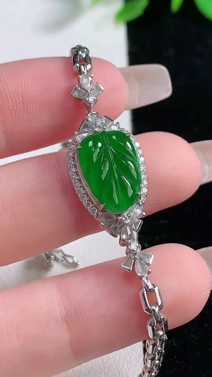 天然A货翡翠金枝玉叶 叶子手链，尺寸13-9-6.8，重量:9.15g
12月31日
