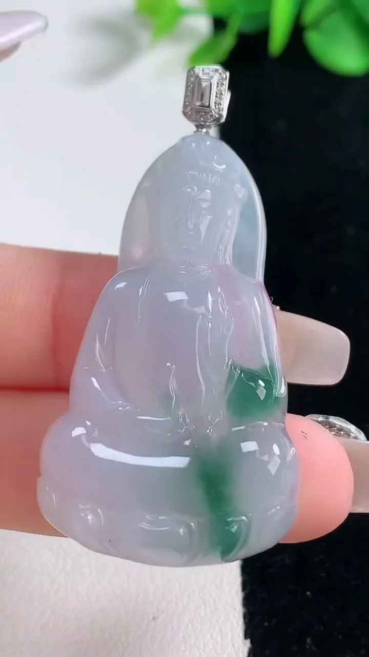 天然A货翡翠种飘花观音菩萨吊坠，尺寸43.6-26.4-6.1，重量:12.64g
12月31日