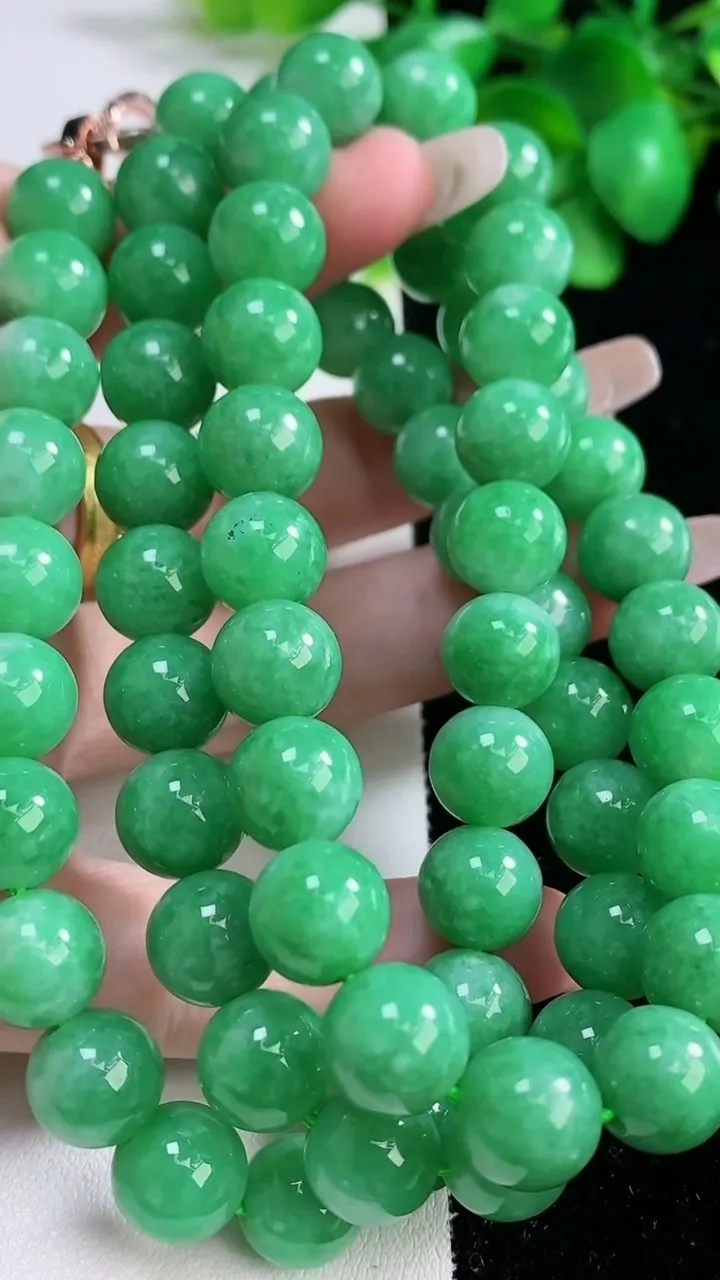 天然A货翡翠圆珠项链，尺寸10-68颗，重量:123.28g12月31日
工厂直销收藏佳品,种好水足，色泽均匀，有种有色，上手高大气！
