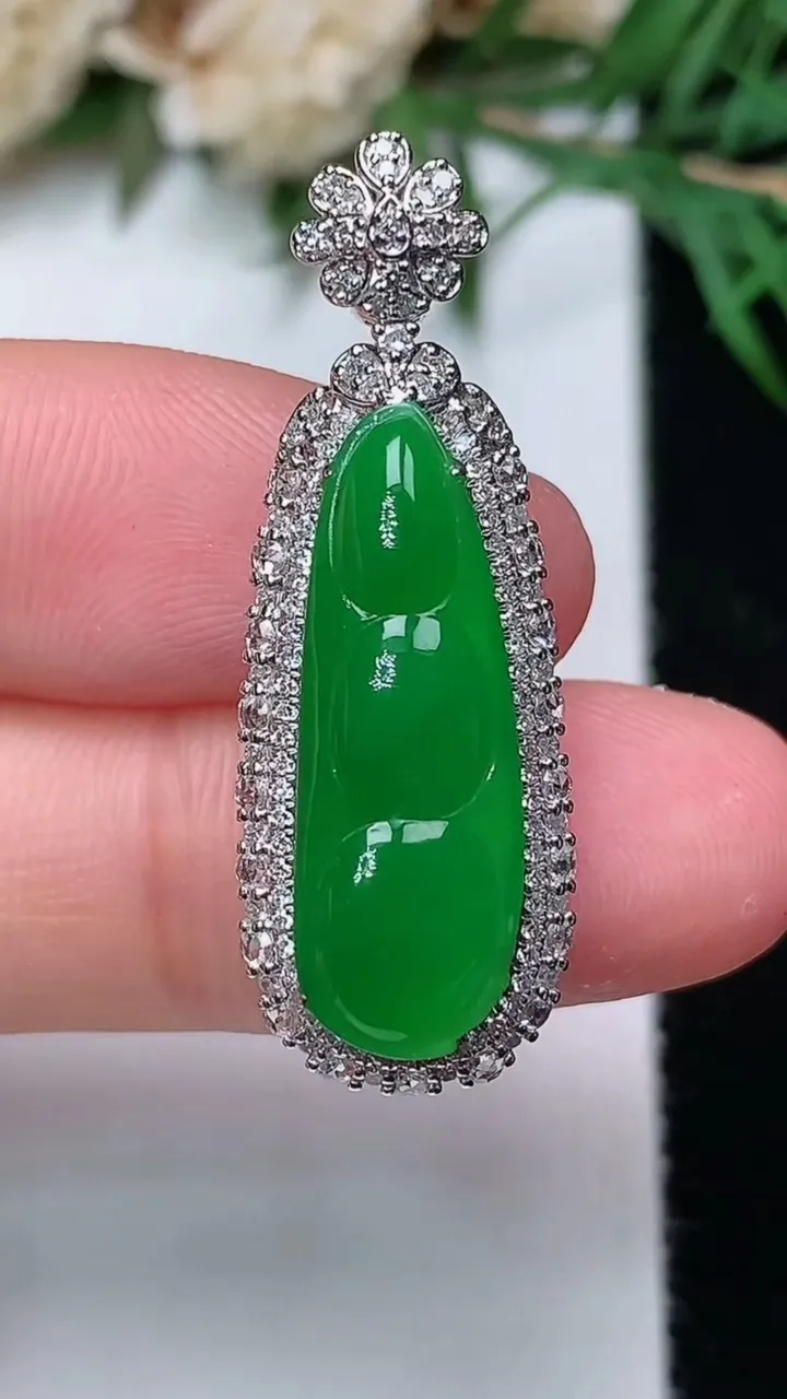 天然A货翡翠福豆吊坠，尺寸33.2-11.7-10.2，裸石21.9-7.7，重量:4.16g
12月31日