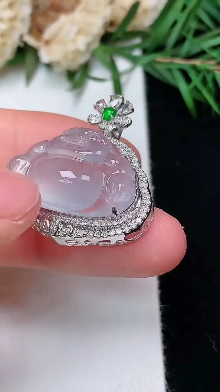 天然A货翡翠白冰佛公吊坠，尺寸27.7-25.7-12，裸石14-22.5，重量:5.50g
12月31日