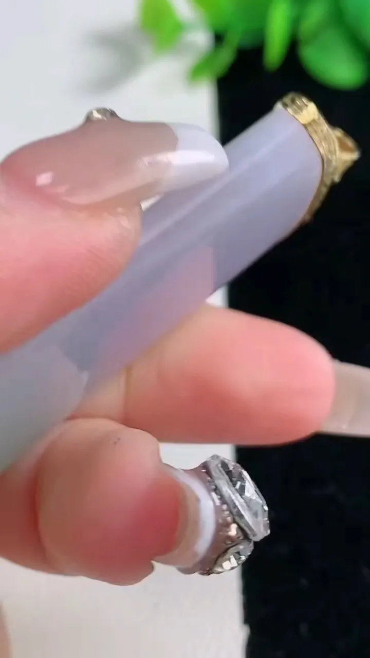 天然A货翡翠无事牌吊坠，尺寸56.2-24.5-6.4，重量:24.98g
12月31日