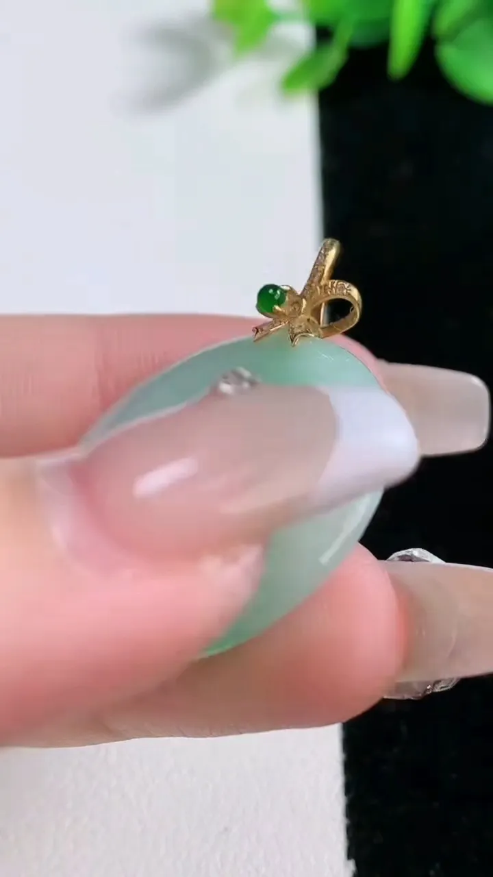 天然A货翡翠平安扣吊坠，尺寸27.6-5.3，重量:9.28g
12月31日