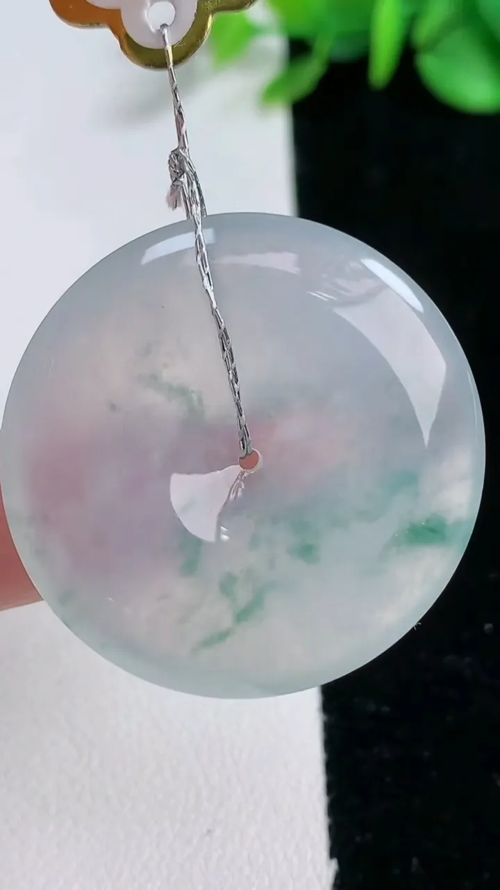 天然A货翡翠种飘花平安扣吊坠，尺34.7-5.8，重量:14.38g
12月31日