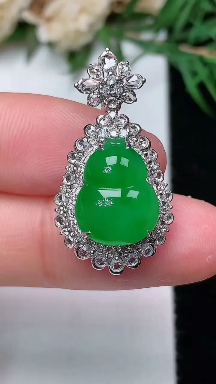 天然A货翡翠葫芦吊坠，尺寸27.7-14.8-10.5，裸石12.9-10，重量:3.89g
12月31日