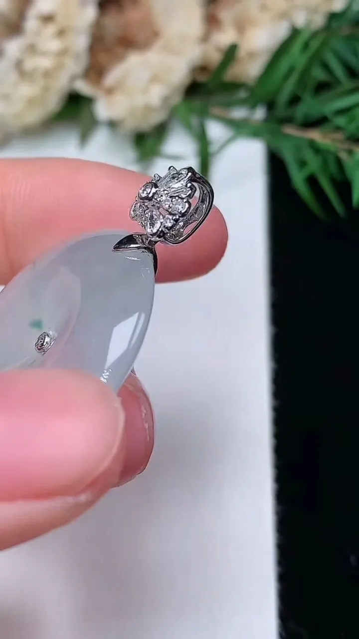 天然A货翡翠飘花平安扣吊坠，尺寸26.6-5.8，重量:9.11g
12月31日