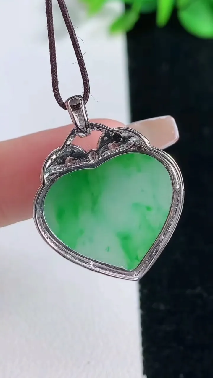 天然A货翡翠爱心吊坠，尺寸28-22.2-4.3，裸石17.7-20重量:4.15g
12月31日