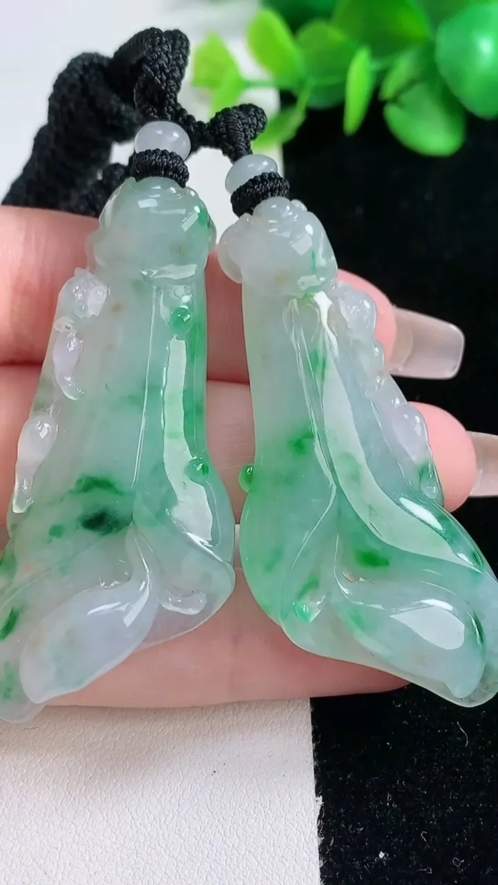 天然A货翡翠玉兰花吊坠一对，尺寸56.3-22.7-7.9，重量:40.45g
12月31日