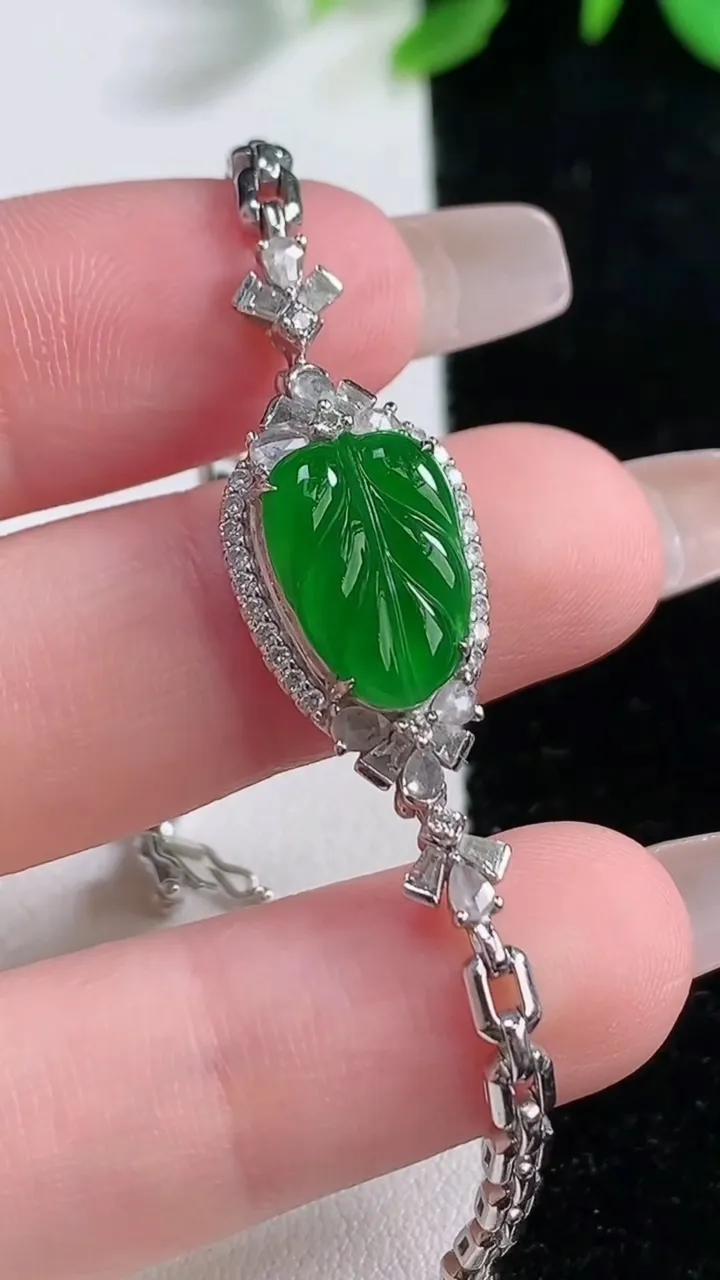 天然A货翡翠金枝玉叶 叶子手链，尺寸13-9-6.8，重量:9.15g
12月31日