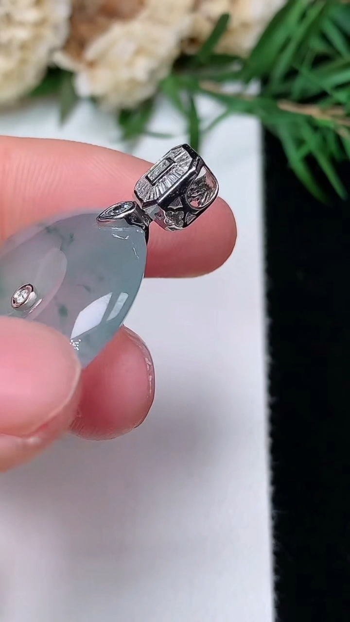 天然A货翡翠飘花平安扣吊坠，尺寸24.7-5.6，重量:7.86g
12月31日