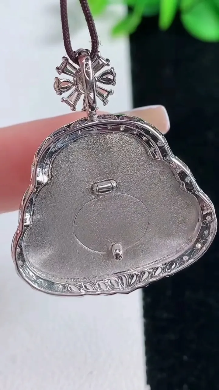 天然A货翡翠佛公吊坠，尺寸346-29.2-7，裸石20.8-26重量:6.26g
12月31日