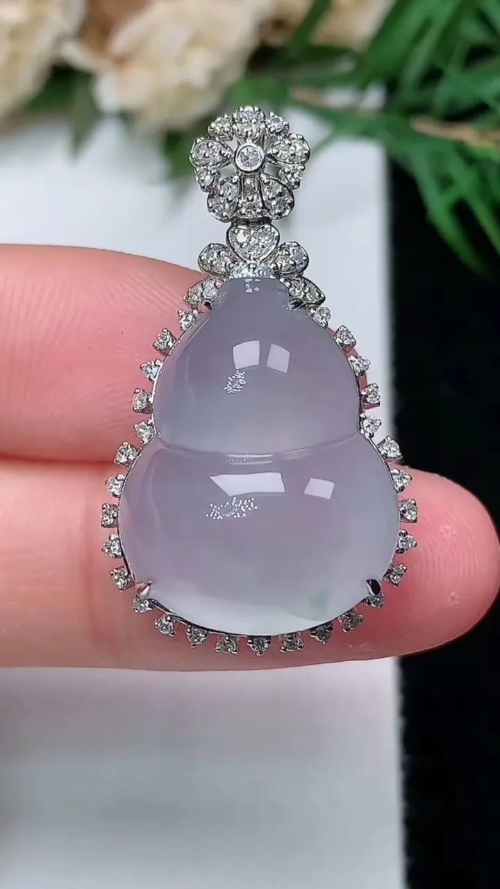 天然A货翡翠白冰葫芦吊坠，尺寸31.3-18-12.2，裸石19.5-15.2，重量:5.19g
12月31日