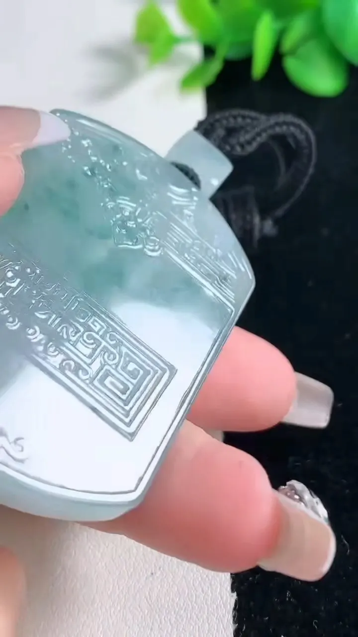 天然A货翡翠种飘花仿古无事牌吊坠，尺寸54-36-5.9，重量:40.79g
12月31日