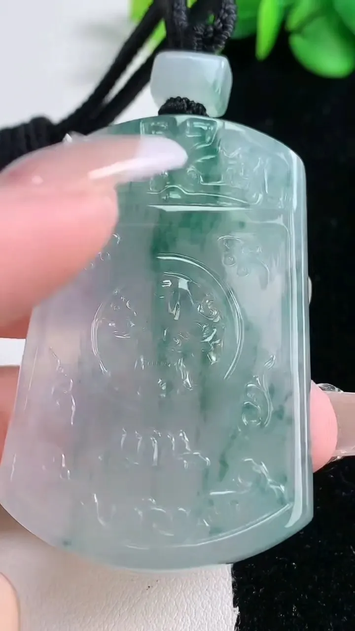 天然A货翡翠种飘花仿古无事牌吊坠，尺寸54-35.7-5.7，重量:32.96g
12月31日