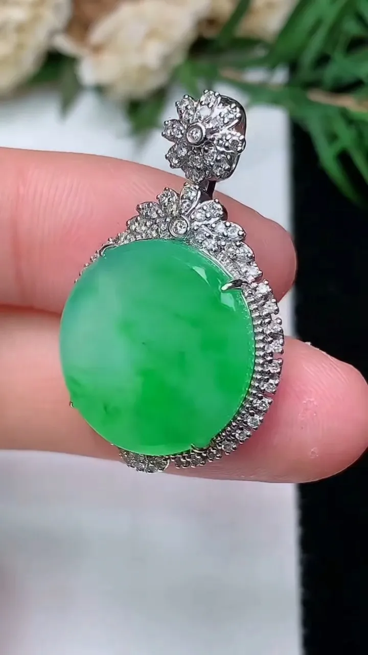 天然A货翡翠无事牌吊坠，尺寸30.8-19.8-7，裸石16.8，重量:5.00g
12月31日